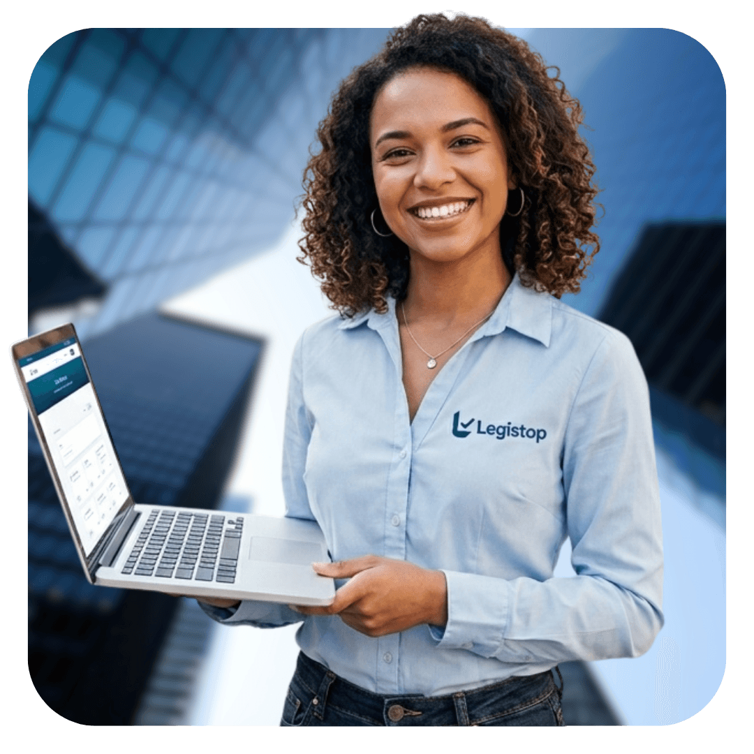 Profissional com a marca Legistop apresentando a plataforma em um notebook